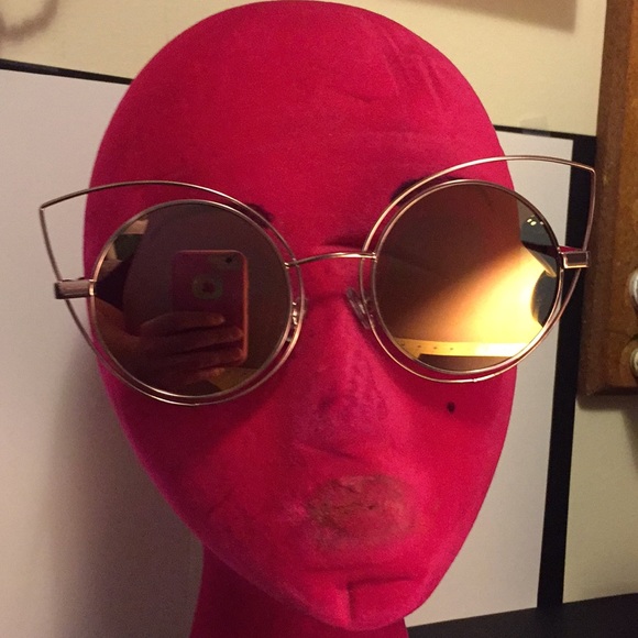 Fashion Sunglasses - Picture 2 of 8